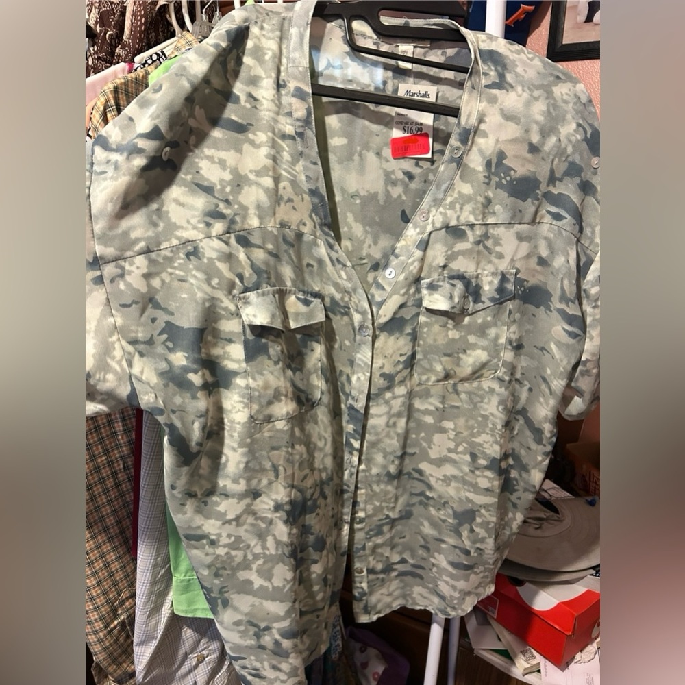 Women’s buttons up short sleeve